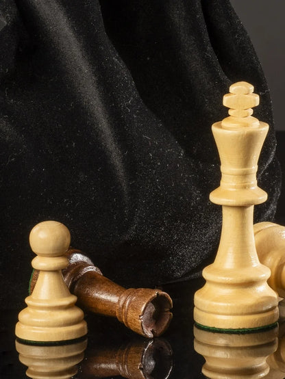 Pièces d’échecs Staunton n°5 en bois de schima – en situation