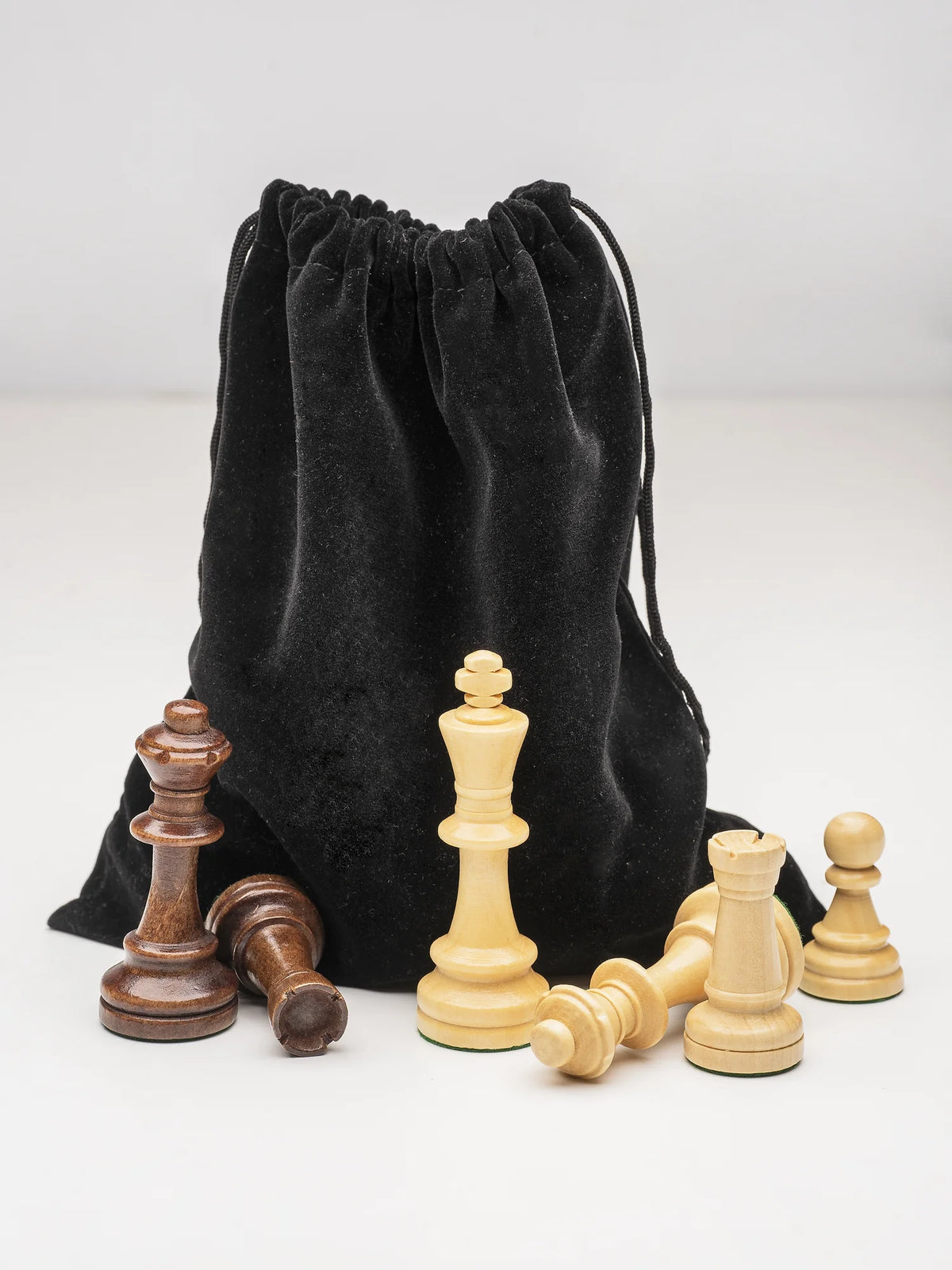 Pièces d’échecs Staunton n°5 en bois de schima – dans leur sachet