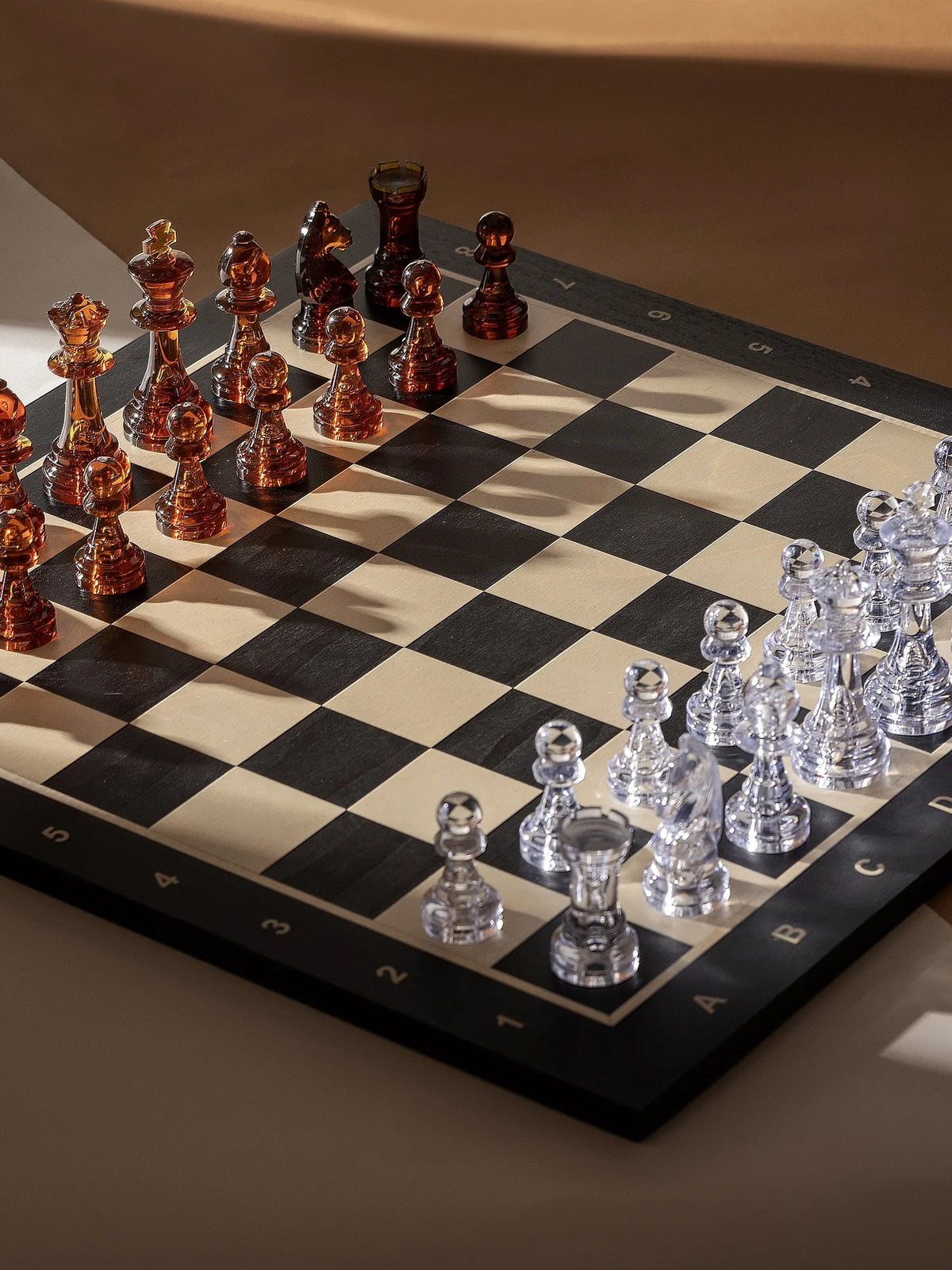 Pièces d’échecs Staunton en plastique couleur ambre – en place sur un échiquier
