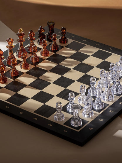 Pièces d’échecs Staunton en plastique couleur ambre – en place sur un échiquier