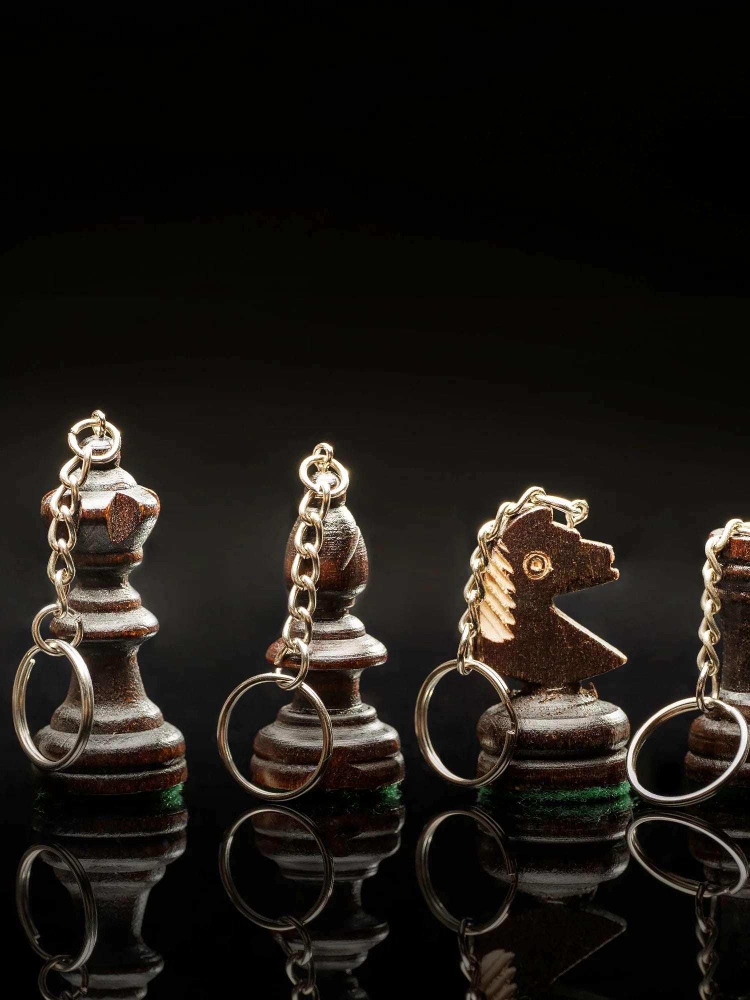Porte-clés pièce d’échecs en bois – les pièces foncées alignées
