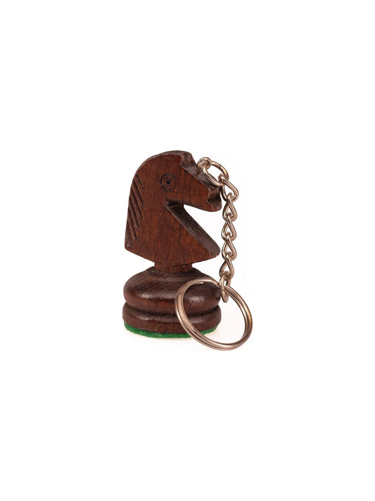 Porte-clés cavalier noir en bois, pièce d’échecs avec anneau et chaînette, sur fond blanc