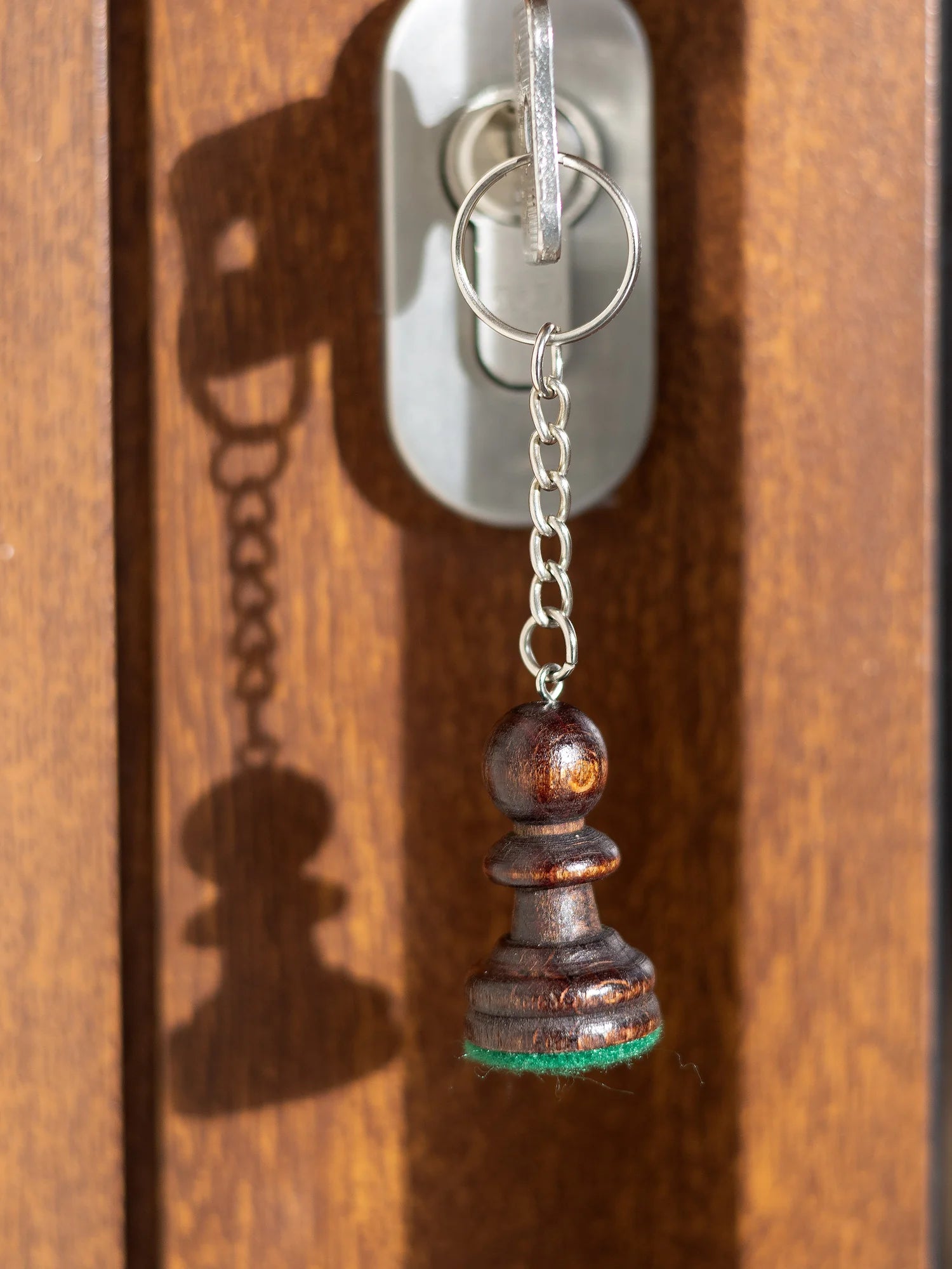 Porte-clés pièce d’échecs en bois – pion noir, accroché à une clé