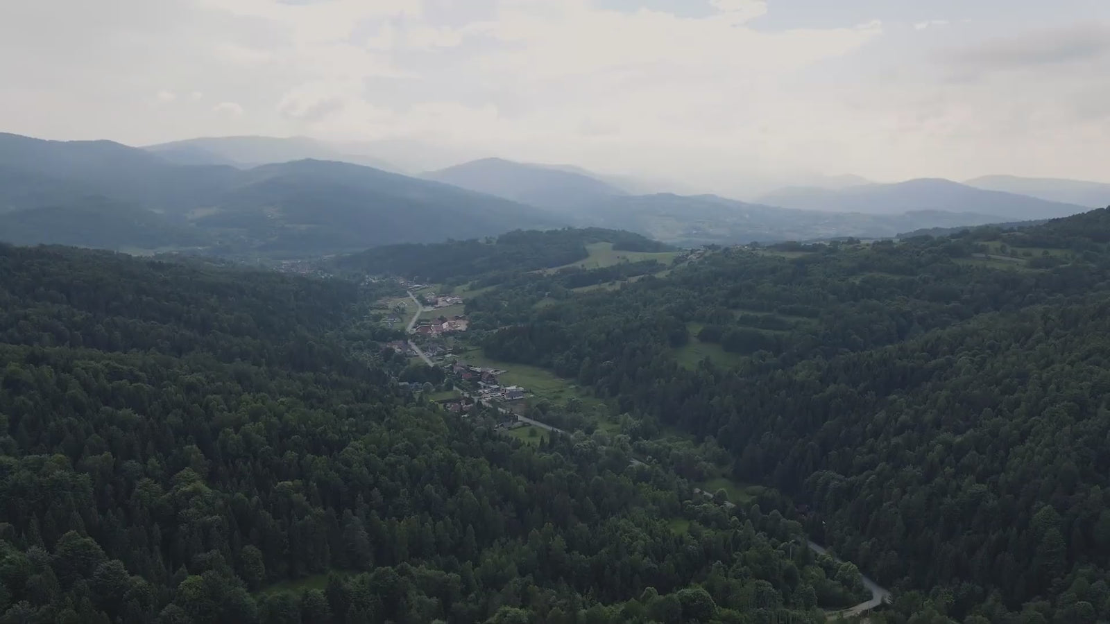Un atelier du bois en Pologne, face aux montagnes