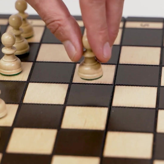 Jeu d’échecs Olympique Petit en vidéo : le plateau fermé, l’intérieur avec une place par pièce, les pièces de près, puis un premier coup