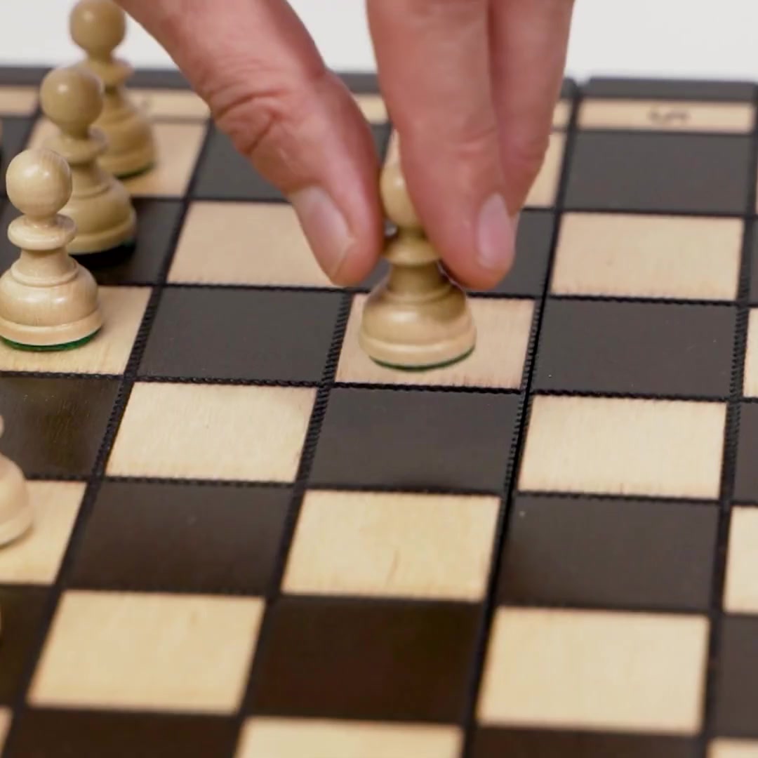 Jeu d’échecs Olympique Petit en vidéo : le plateau fermé, l’intérieur avec une place par pièce, les pièces de près, puis un premier coup